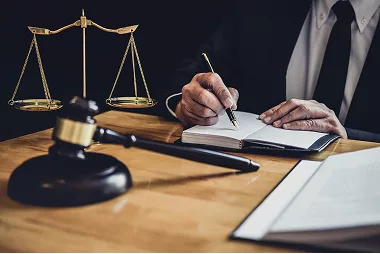 When to Call a Criminal Defense Lawyer